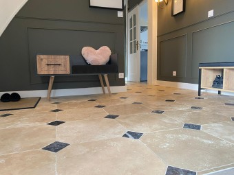 TRAVERTIN IVOIRE 40.6X40.6 CM AVEC CABOCHON NOIR 10X10 CM