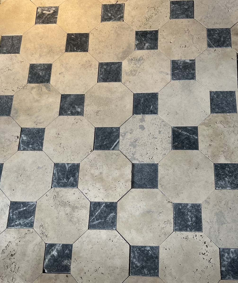 TRAVERTIN IVOIRE OCTOGONE 20.3X20.3 CM AVEC CABOCHON NOIR 10X10 CM