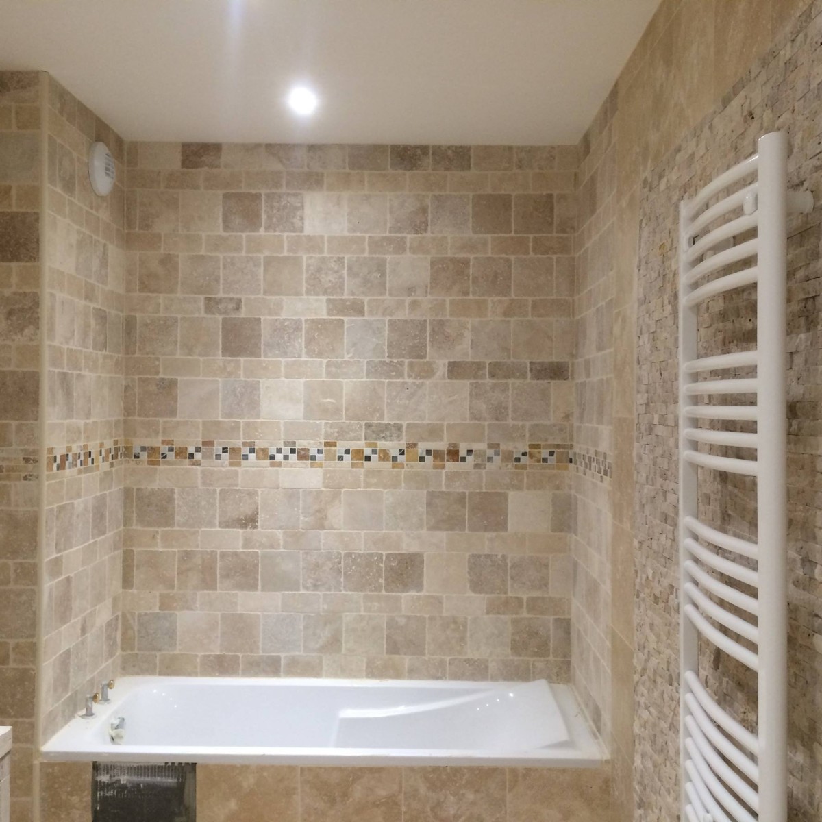 TRAVERTIN NUANCE 15X15 EP 1 CM 1ER CHOIX