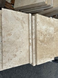 TRAVERTIN MARGELLE BEIGE 33X61X3-5 CM 1BORD EN RETOMBÉE 1ER CHOIX