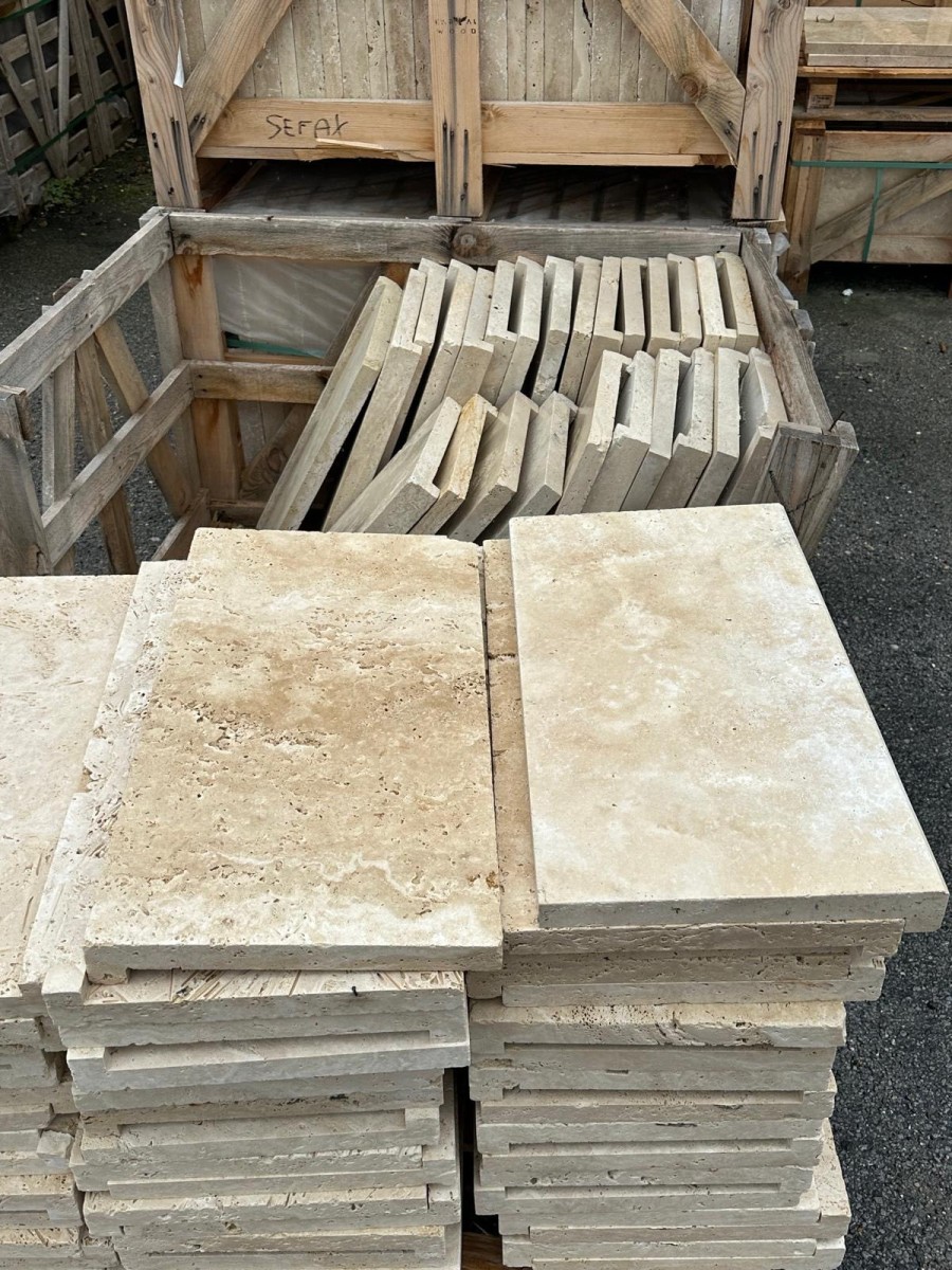 TRAVERTIN MARGELLE BEIGE 33X61X3-5 CM 1BORD EN RETOMBÉE 1ER CHOIX